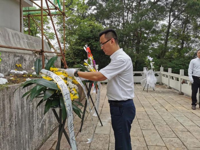 默哀致敬,全体人员瞻仰烈士纪念碑并向烈士献花致敬,缅怀苏蔓,罗文坤